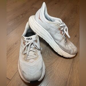 Hoka Arahi White and Tan Sneakers